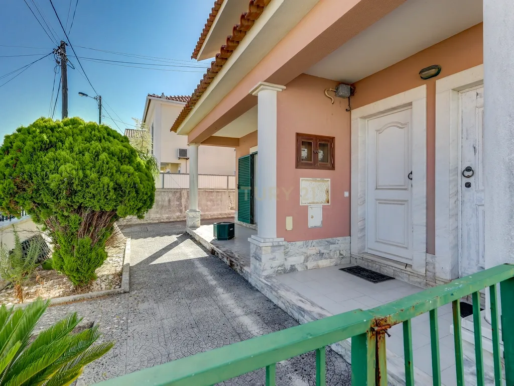 Andar de Moradia T2 com espaço exterior - Image 24