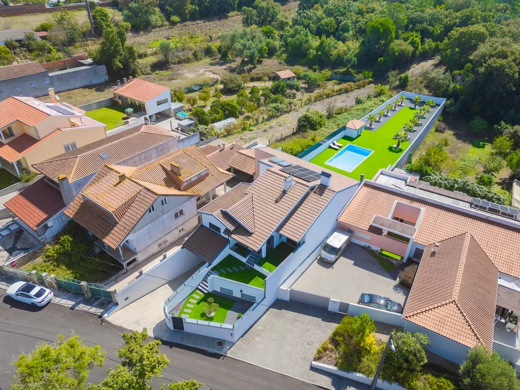Propriedade Totalmente Renovada com Armazém/Garagem de Grande Dimensão e Piscina em Monte Real - Image 42