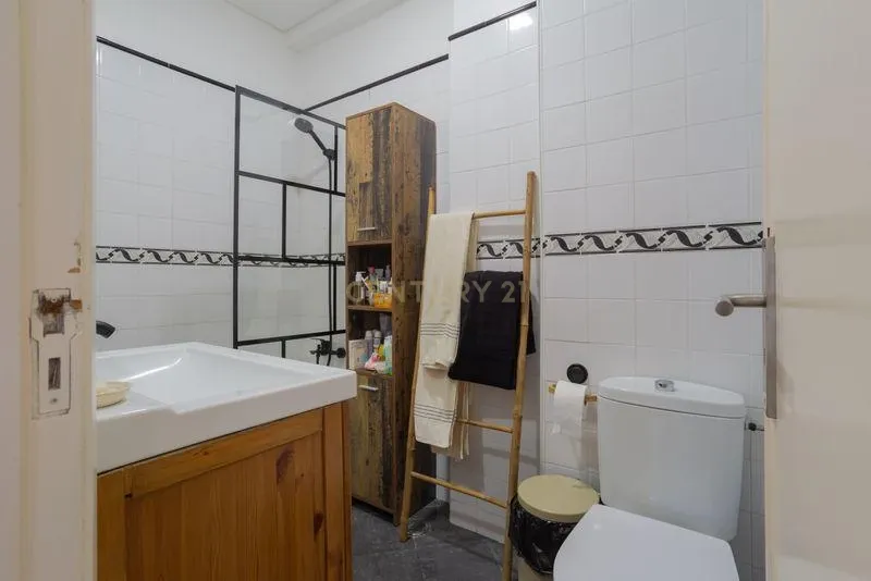 Apartamento 5 assoalhadas 2 Wcs ,Renovado com Vista , no Feijó em Almada - Image 10