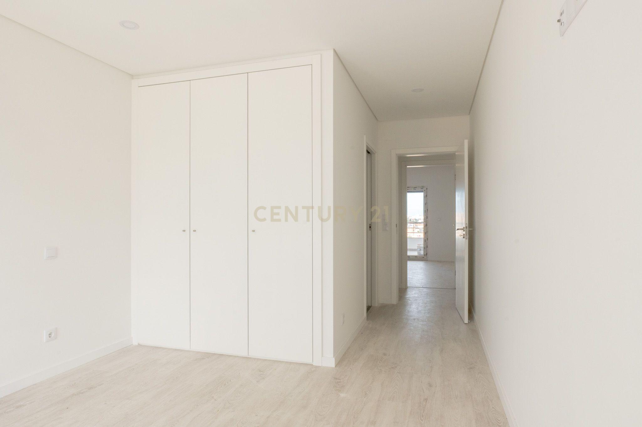 Fotografia 12 de CONDOMINIO QUINTA DA LADEIRA - T2 Duplex com Varandas, Parqueamento e Arrecadação