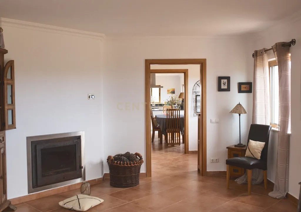 Acorde com vistas deslumbrantes sobre o oceano no seu rancho exclusivo de 8,4 hectares no Algarve, em Aljezur! Inclui uma casa principal ecoeficiente com certificação energética A, perto de praias de surf lendárias. Este é o seu refúgio costeiro definitivo — agarre esta oportunidade rara e agende hoje mesmo a sua visita! - Image 15