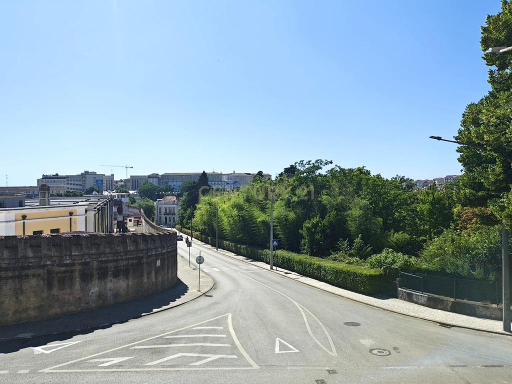 Apartamento T4+1 com Vista Panorâmica em Coimbra - Image 4