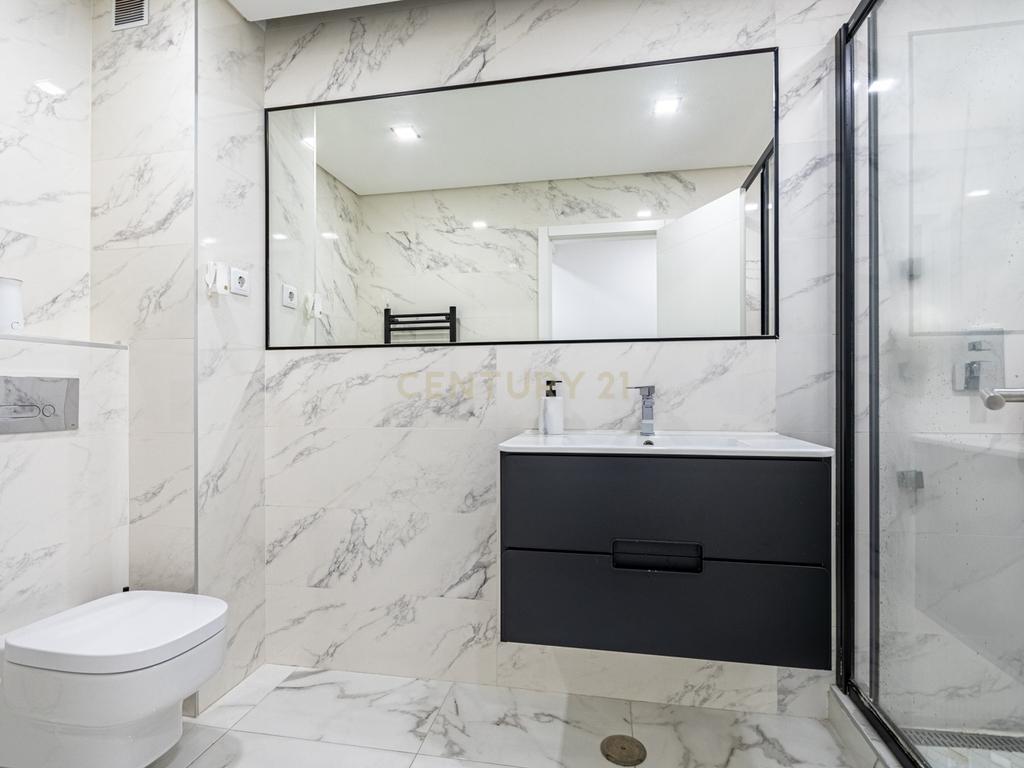 Apartamento T4 convertido em T3 com Closet e Box, Jardim da Radial - Image 16