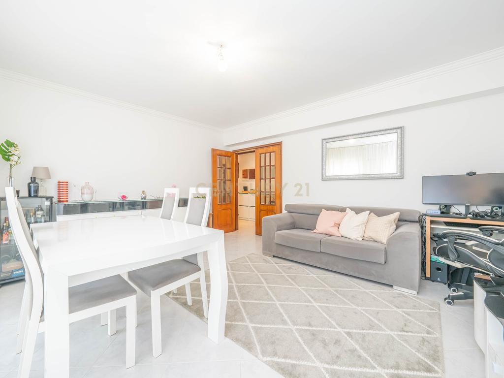 Apartamento T2, com Parqueamento e Arrecadação, em Caneças - Image 3