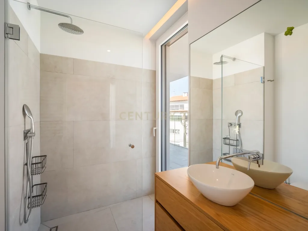 Apartamento T4 com Vista Mar em Condomínio Privado – Monte Estoril - Image 24