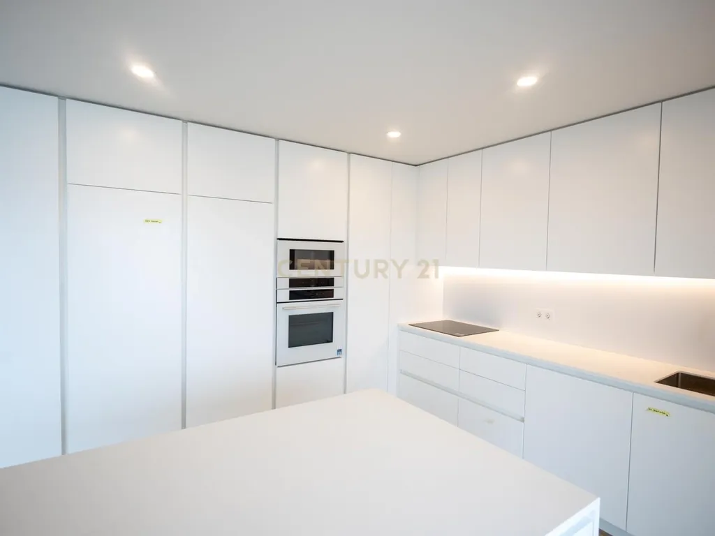 Apartamento T4 duplex com 3 estacionamentos e piscina privativa - Areeiro - Image 2