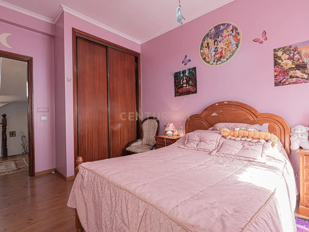 Moradia T4 com 3 Pisos + Sótão e Garagem — Famões - Image 51