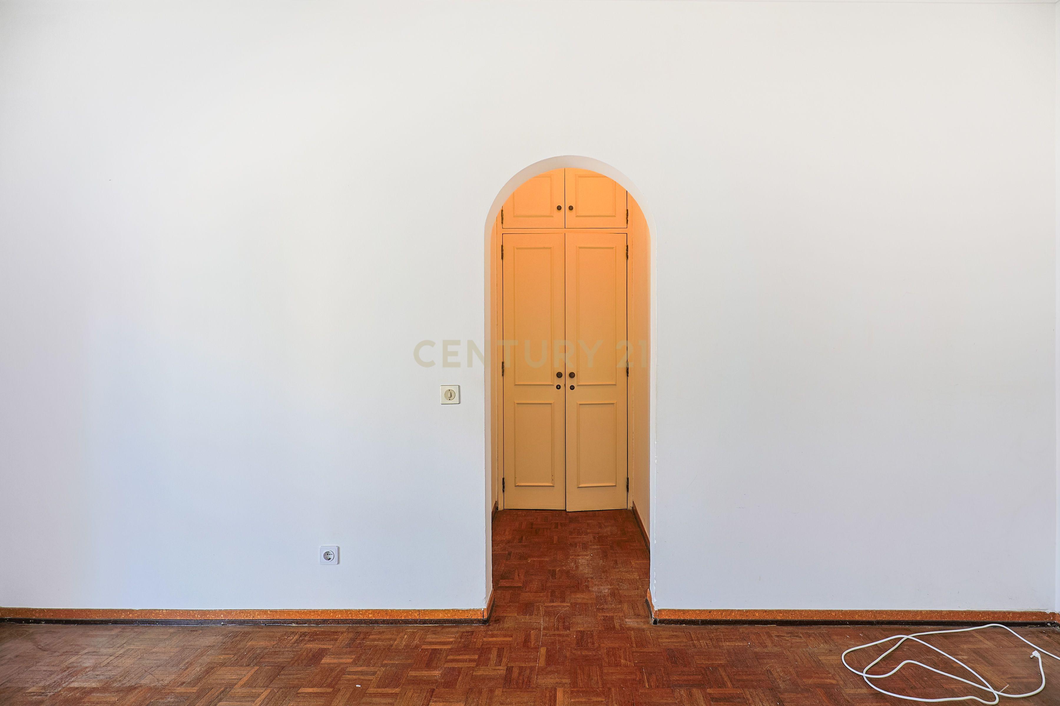 Apartamento T3 com elevador e varanda em Vila Franca de Xira - Image 10