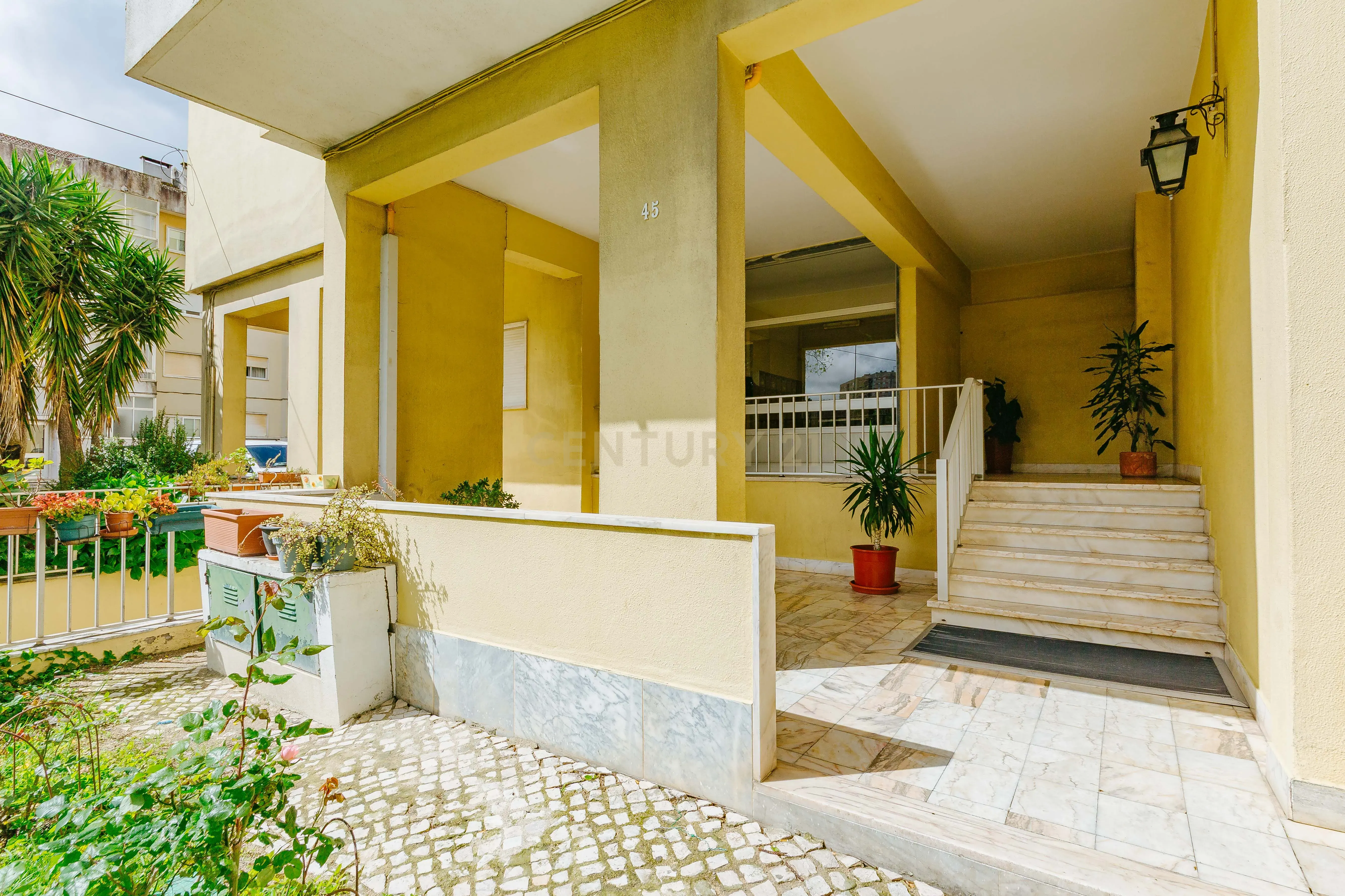 Apartamento T3 com 119 m² em Alfornelos – Remodelado, 2 WC, facilidade de estacionamento e proximidade à estação do Metro - Image 9