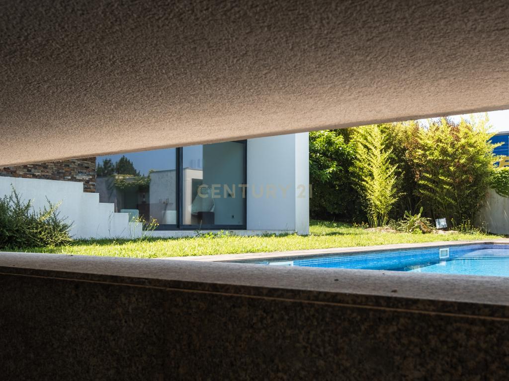 Luxuosa Moradia T4 com Piscina e Vista Panorâmica em Lousada - Image 55