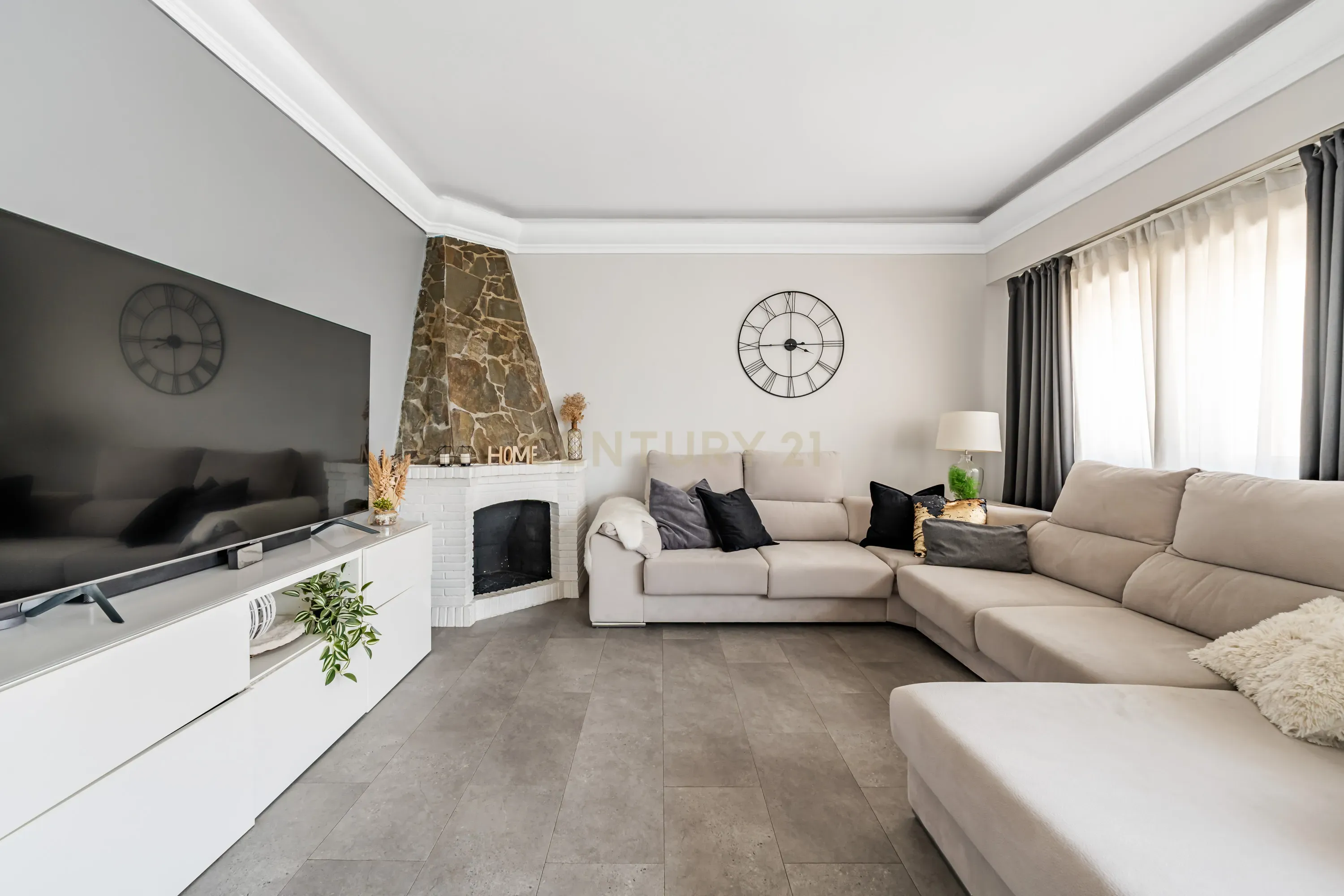 Fotografia 9 de Apartamento T5 Renovado com Sótão em Paio Pires