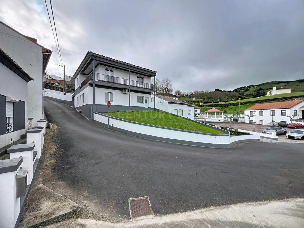 Casa T3 com Vista Mar e Montanha em Povoação, Ilha de São Miguel. - Image 1