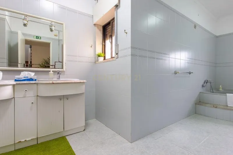Moradia T4 com Vista para o Campo e Cidade em Localização Privilegiada -Charneca da Caparica, Almada - Image 25