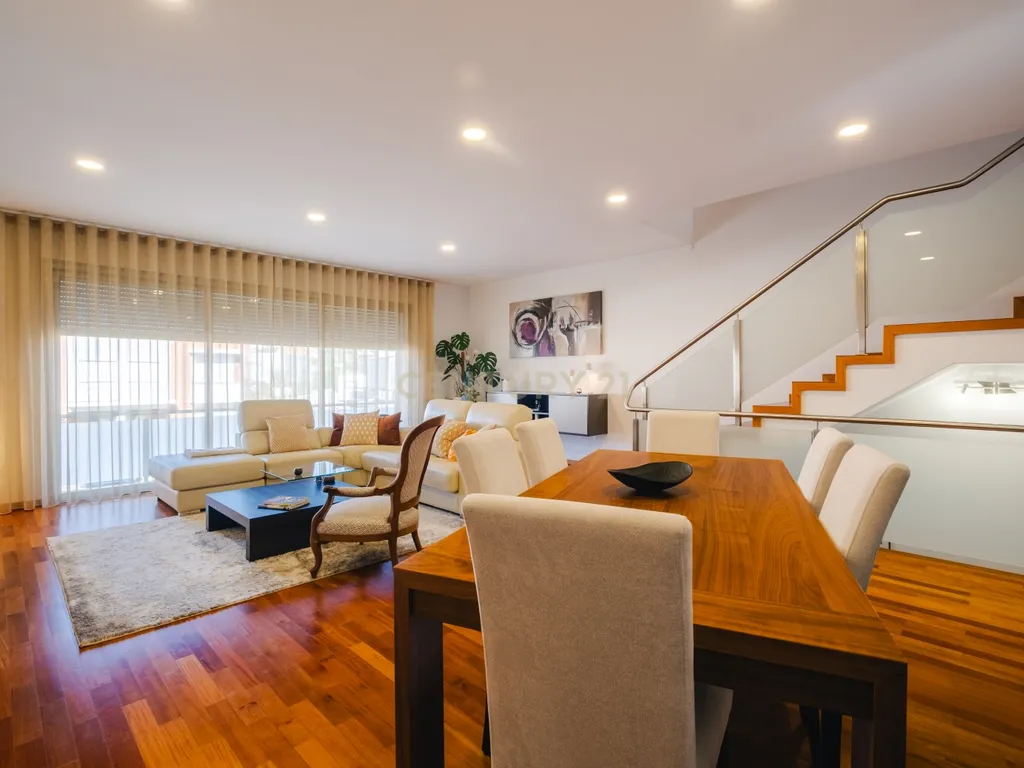 Moradia T4 com 255 m², Suíte Generosa, Jardim e Garagem para 3+ Viaturas | Astromil, Paredes - Image 9
