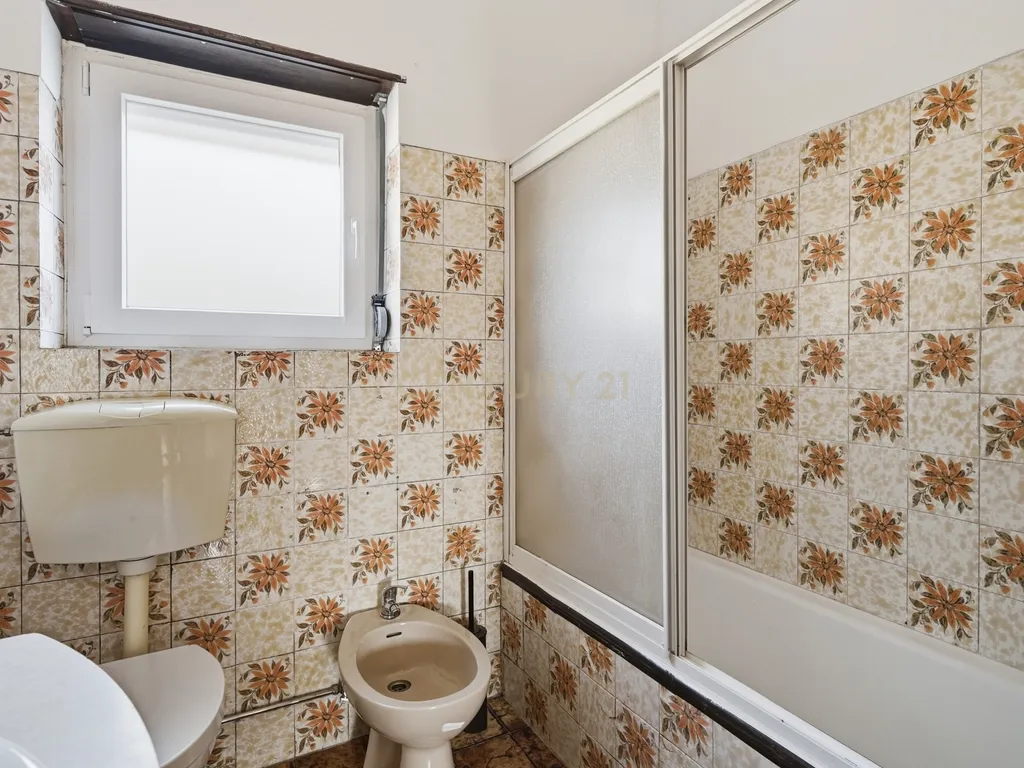Moradia T7 de dois pisos com garagem, jardim e anexos | Terreno 894 m² na Paz em Mafra - Image 28