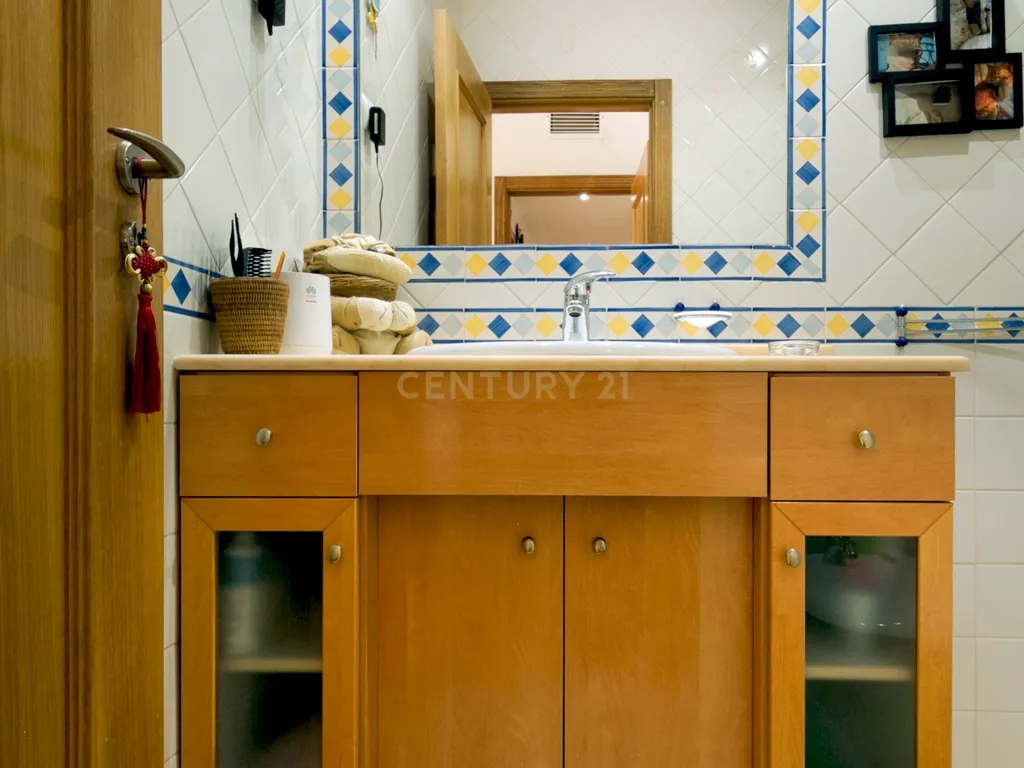 T3 espaçoso e luminoso no coração de Prior Velho - Image 15