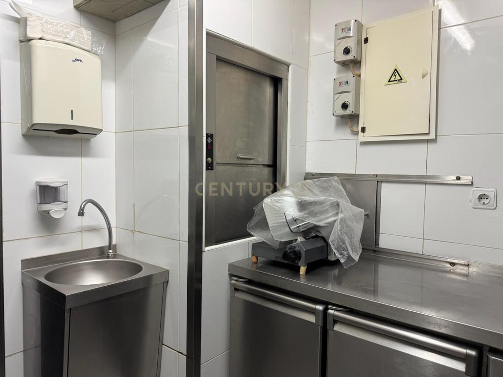 Café/Restaurante com 2 Armazéns e Loja Independente na Av. da República, Gaia - Image 21