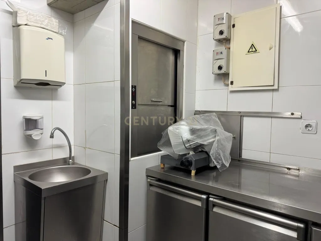 Café/Restaurante com 2 Armazéns e Loja Independente na Av. da República, Gaia - Image 21