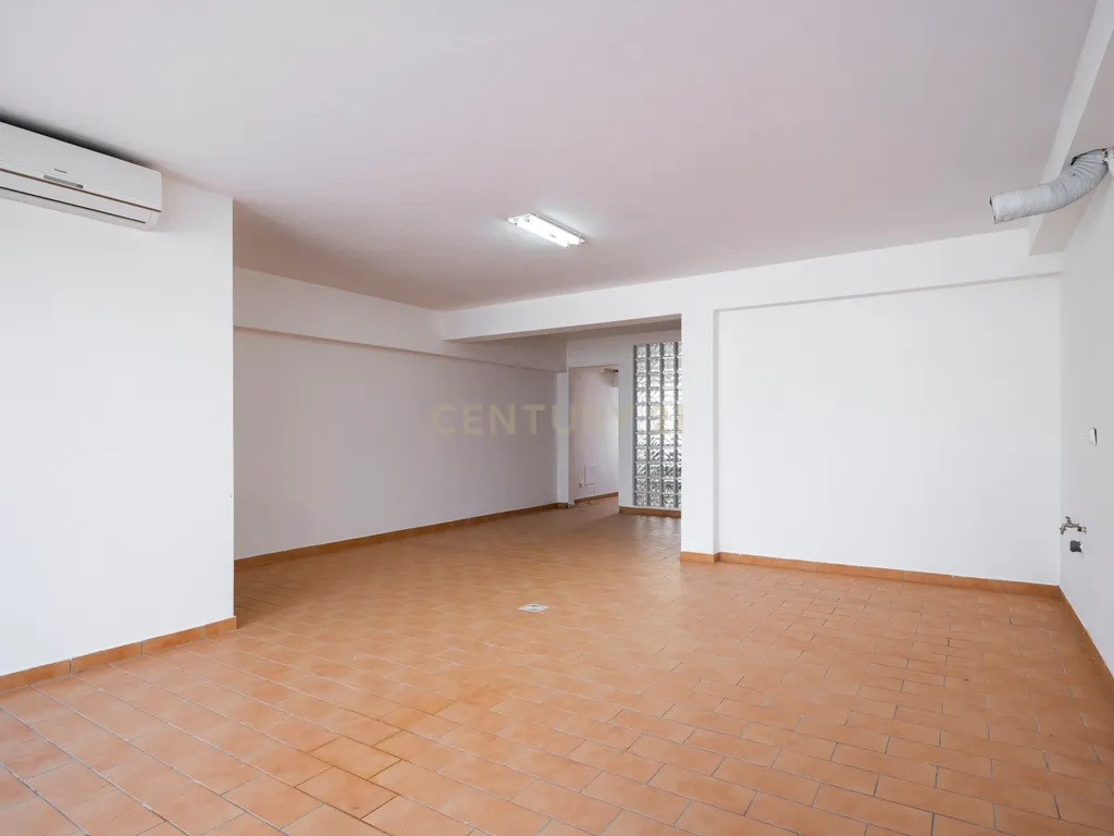 Moradia T3+1 em excelente estado com piscina e garagem, junto ao novo golfe! - Image 18
