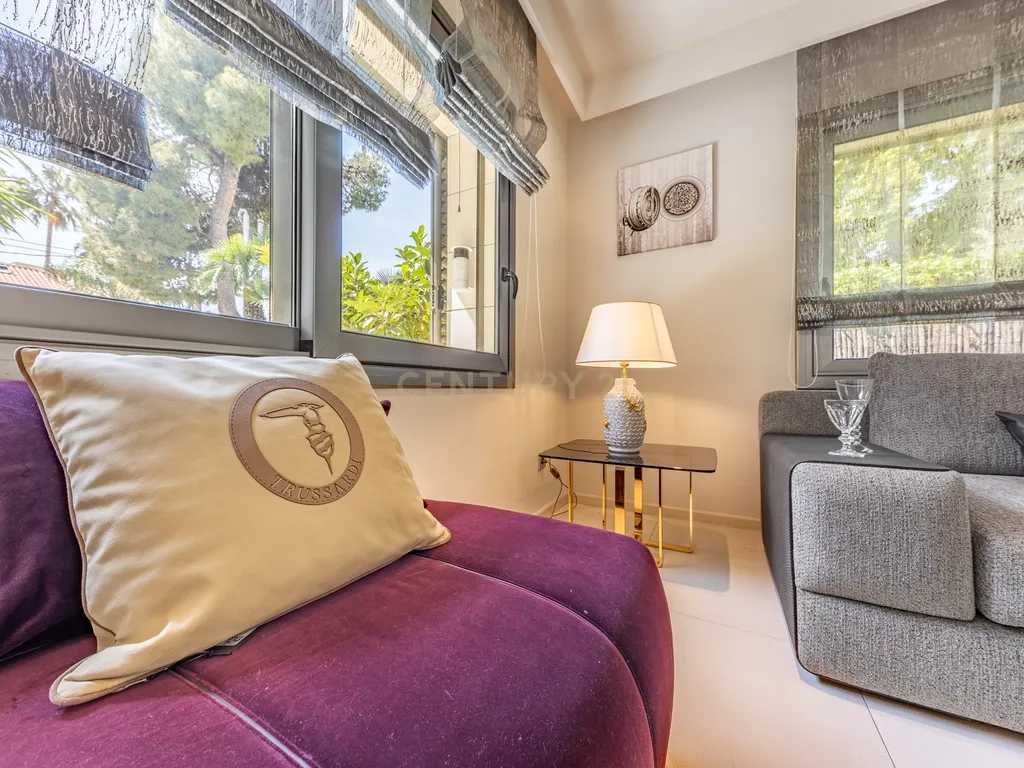 Villa de Design em Segunda Linha de Mar em Sitges com Mobiliário de Marcas de Luxo - Image 14