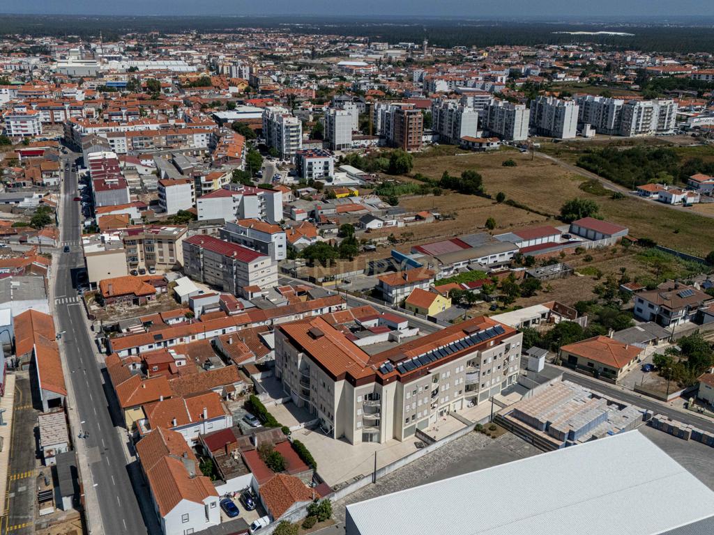 T4 Duplex Premium com Terraço / Arrecadação / 5 Lugares de Estacionamento / Marinha Grande - Image 43