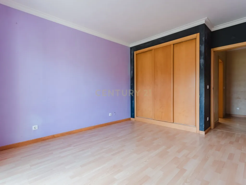 Apartamento T3 com áreas extraordinárias, garagem para 2 carros e perto da praia! - Image 21