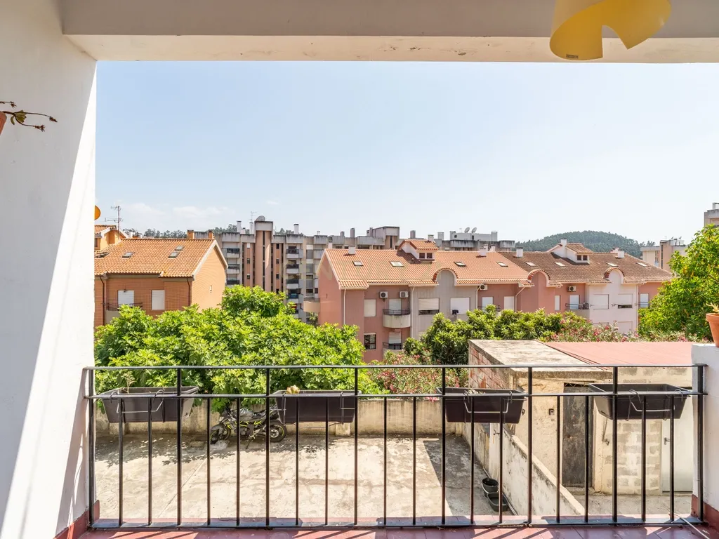 Apartamento T3+1 com logradouro e estacionamento privativos e sótão independente rentabilizado – Bairro Norton de Matos - Coimbra - Image 17
