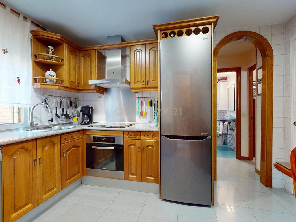 Apartamento Espaçoso com Vista para a Cidade e Montanha em Madrid - Image 20