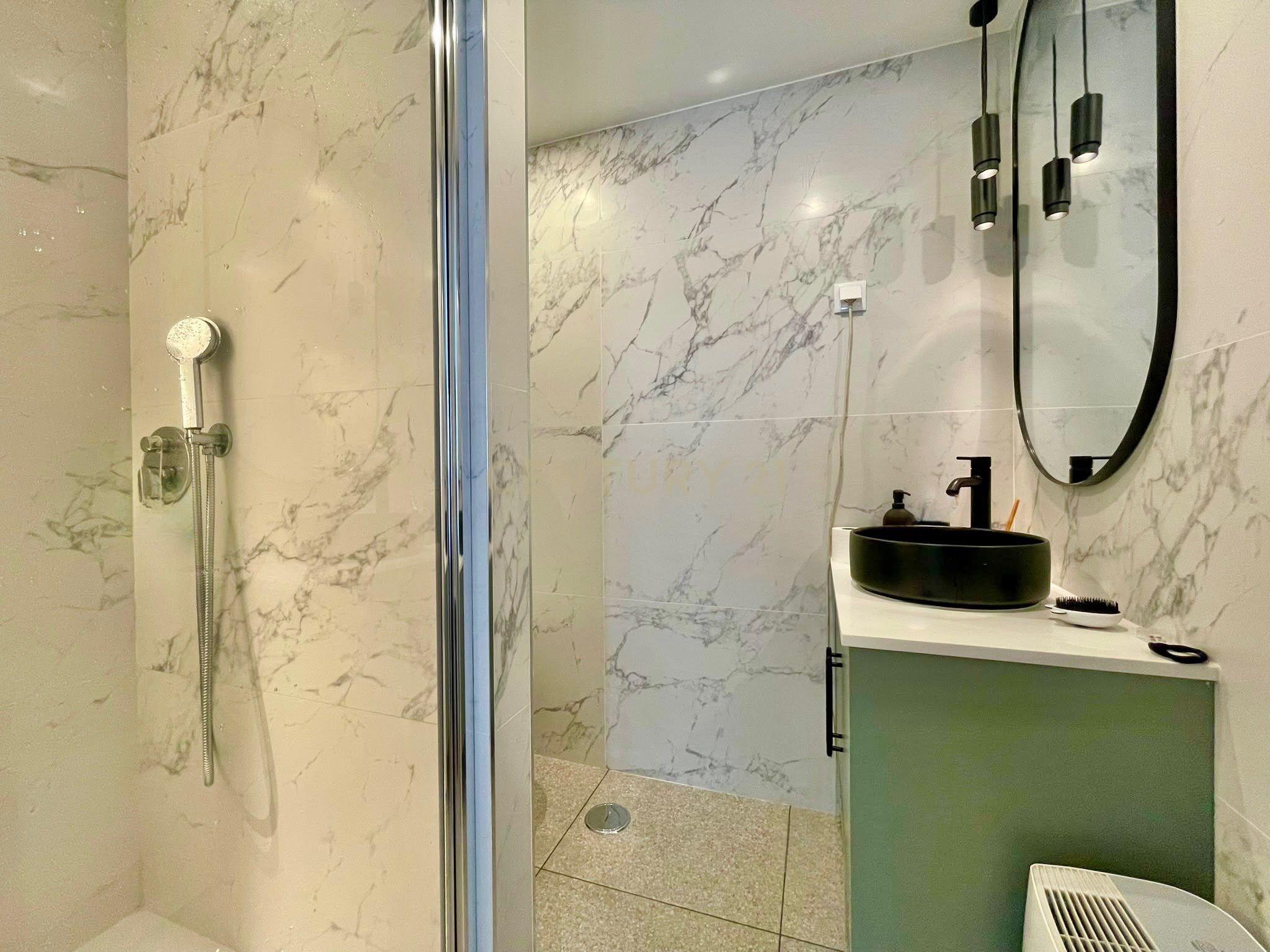 Fotografia 12 de Apartamento T2 com Varanda em Localização Privilegiada