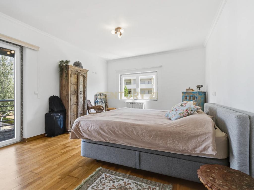Elegante Apartamento T3 no Estoril com Box Fechada para 3 carros a poucos metros da praia - Image 25