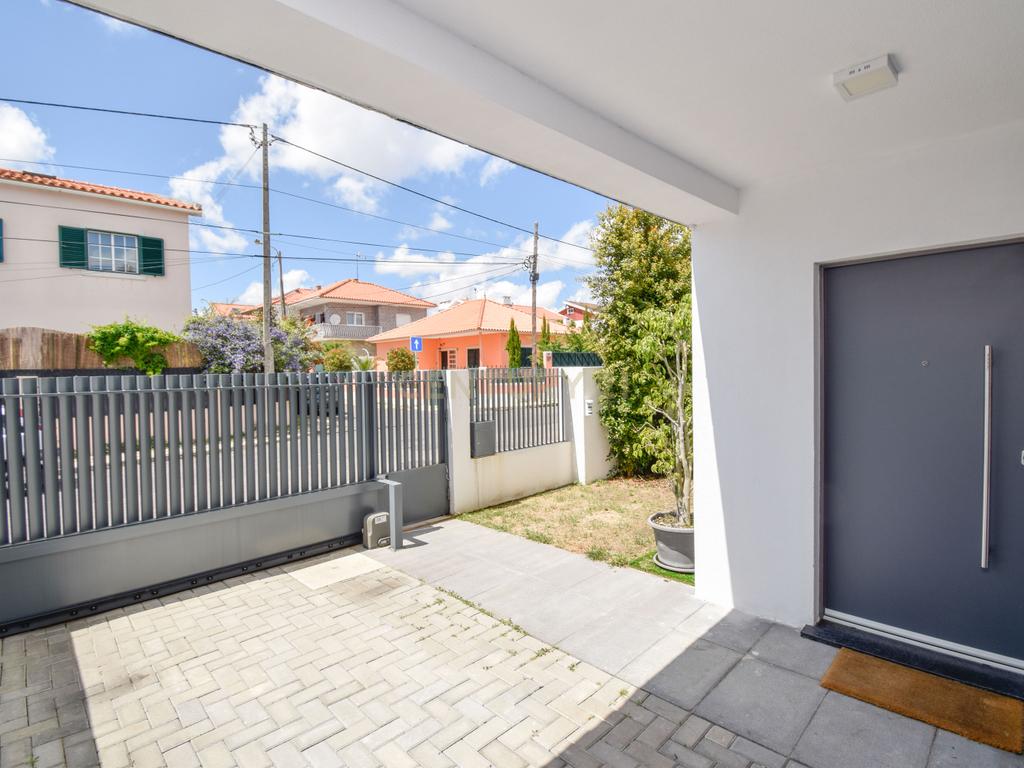 Moradia geminada T3+1 semi-nova (2023), com jardim e estacionamento privado na Rebelva (Carcavelos).  - Image 6