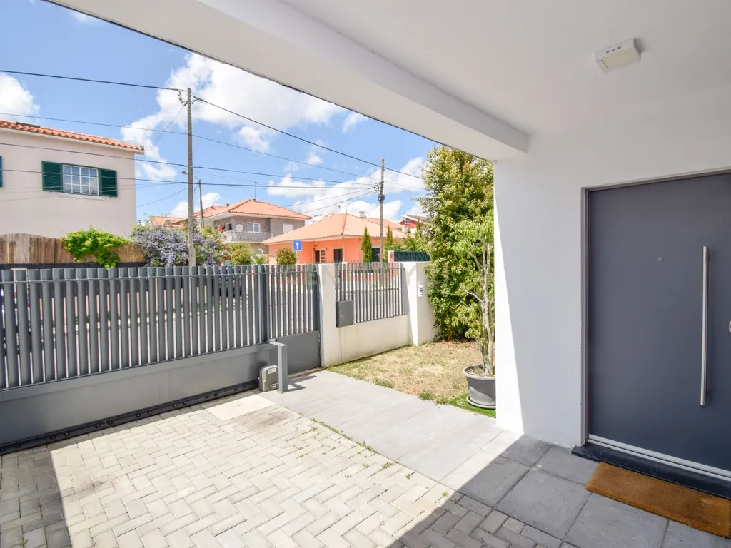 Moradia geminada T3+1 semi-nova (2023), com jardim e estacionamento privado na Rebelva (Carcavelos). - Image 6