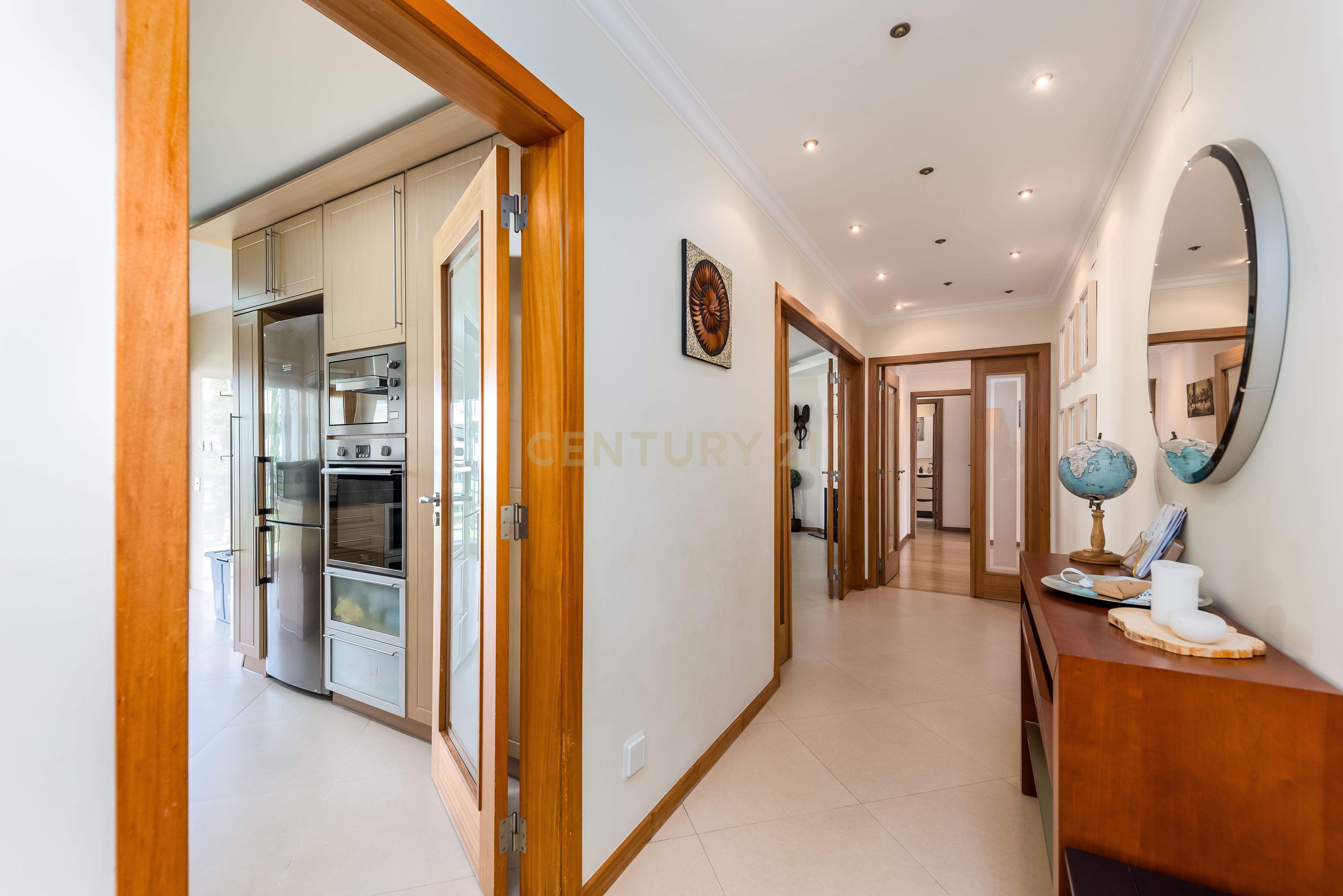 Fotografia 5 de Apartamento T3 com 2 Box e 2 Suítes. Vista Panorâmica em Oeiras