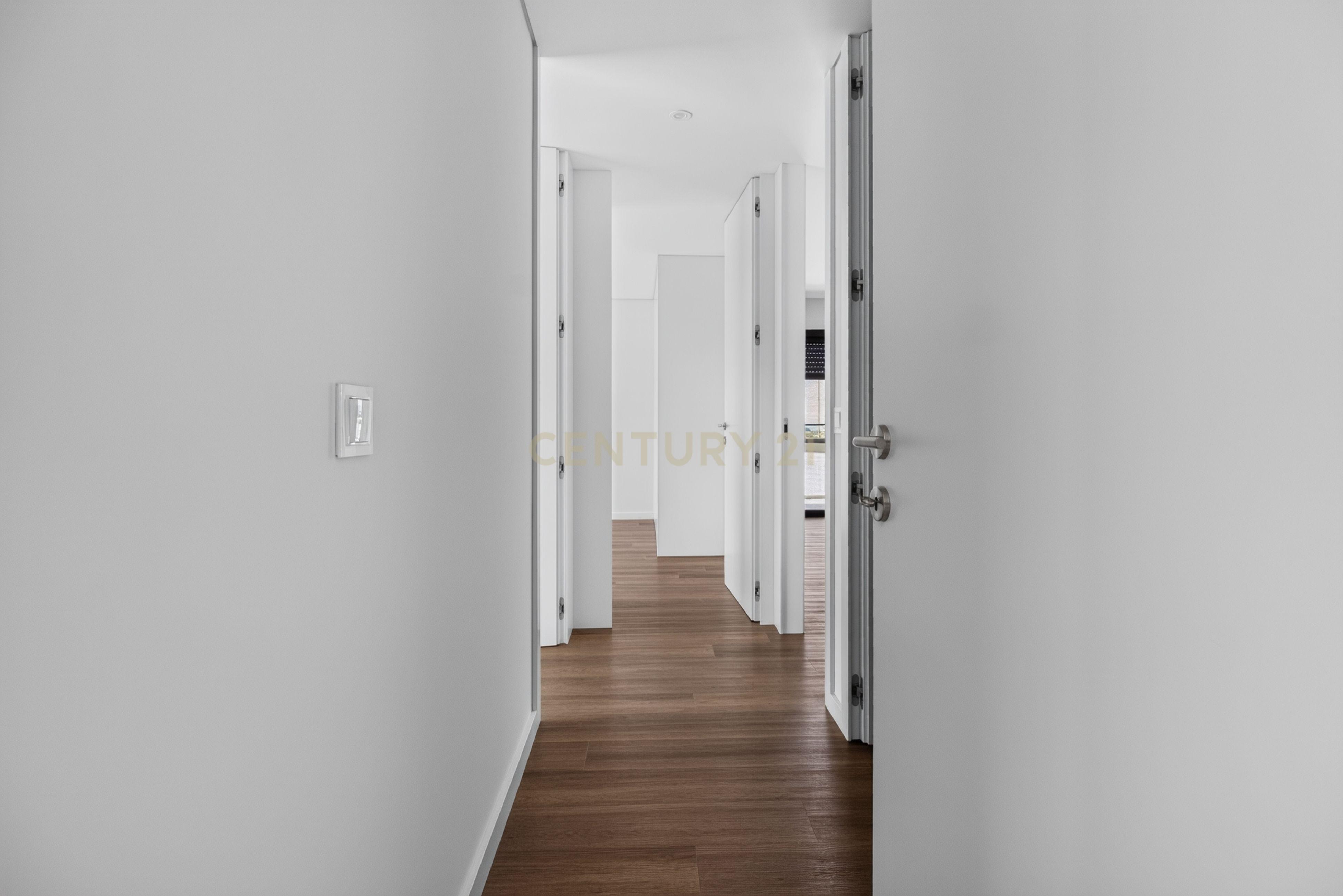 Fotografia 6 de T3 Novo em Ferreiros, Braga | Suíte com Closet + 2 Quartos com Closet e Varanda Panorâmica
