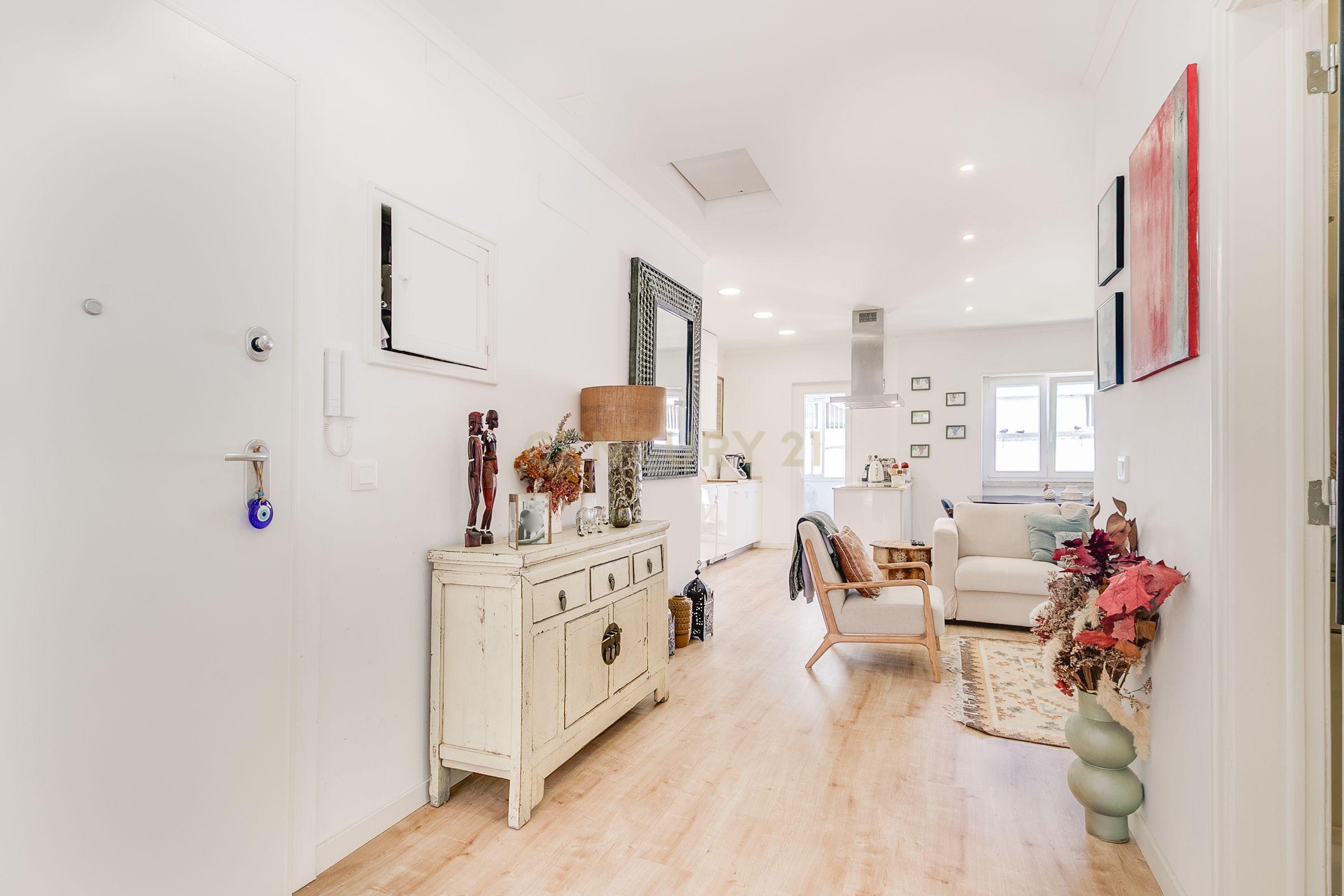 Apartamento T2 Remodelado com Varanda em Campo de Ourique, junto ao Jardim da Estrela - Image 5