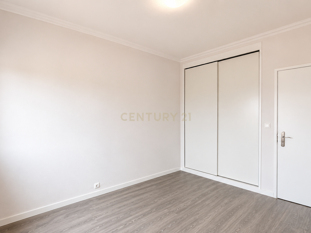 Apartamento T2 Renovado e Equipado | São Sebastião, Setúbal - Image 10