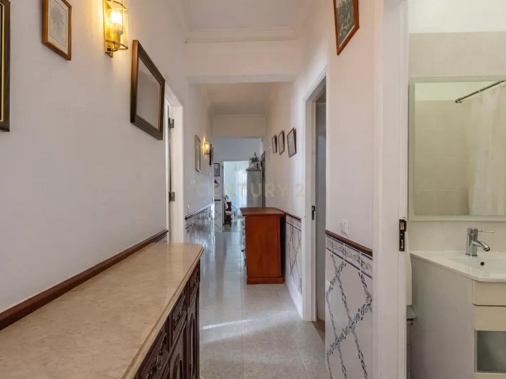 Apartamento T3 com garagem Box em Algueirão Mem Martins - Image 7