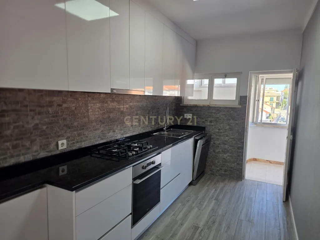 Apartamento T3 Renovado na Parede - Image 3