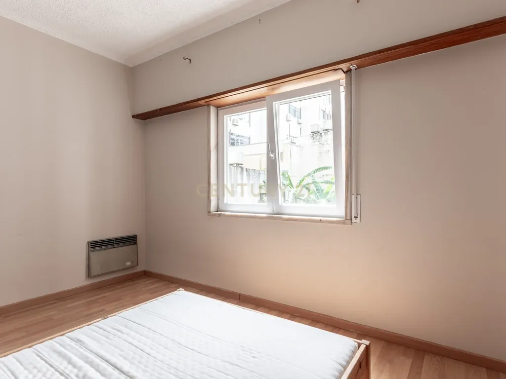 Apartamento T3 com elevador e garagem na Rua Luciano Cordeiro, em Lisboa - Image 16
