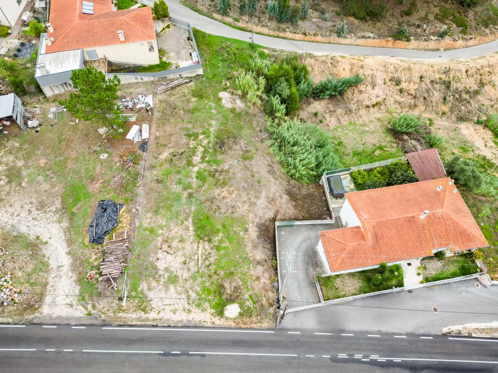 Espaçoso Terreno em Milagres, Leiria - 730m² para Construção - Image 7