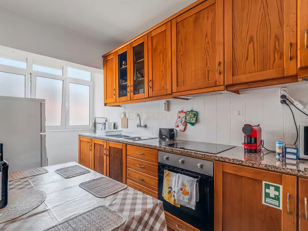 Apartamento T2 remodelado e mobilado no centro de Almada - Image 9