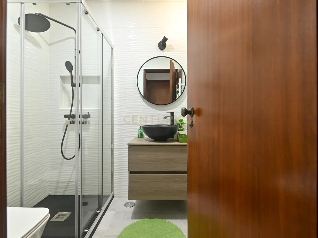 Apartamento T3 semi-remodelado, luminoso e pronto a habitar, na Rinchoa (Sintra). - Image 22