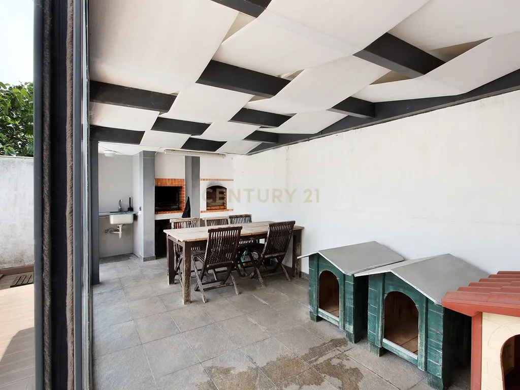 Moradia Isolada T4 Moderna com Piscina Privada, Jardim e Garagem Ampla na Pontinha - Image 41