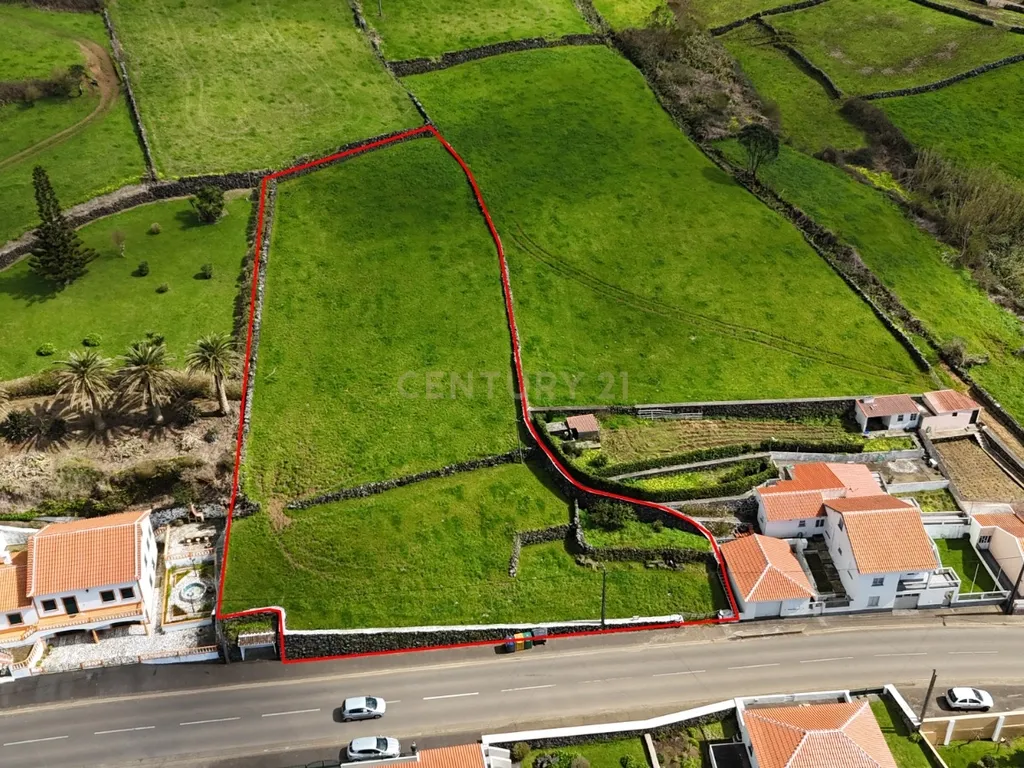 Terreno com Vista Mar em Localização Privilegiada - Image 1