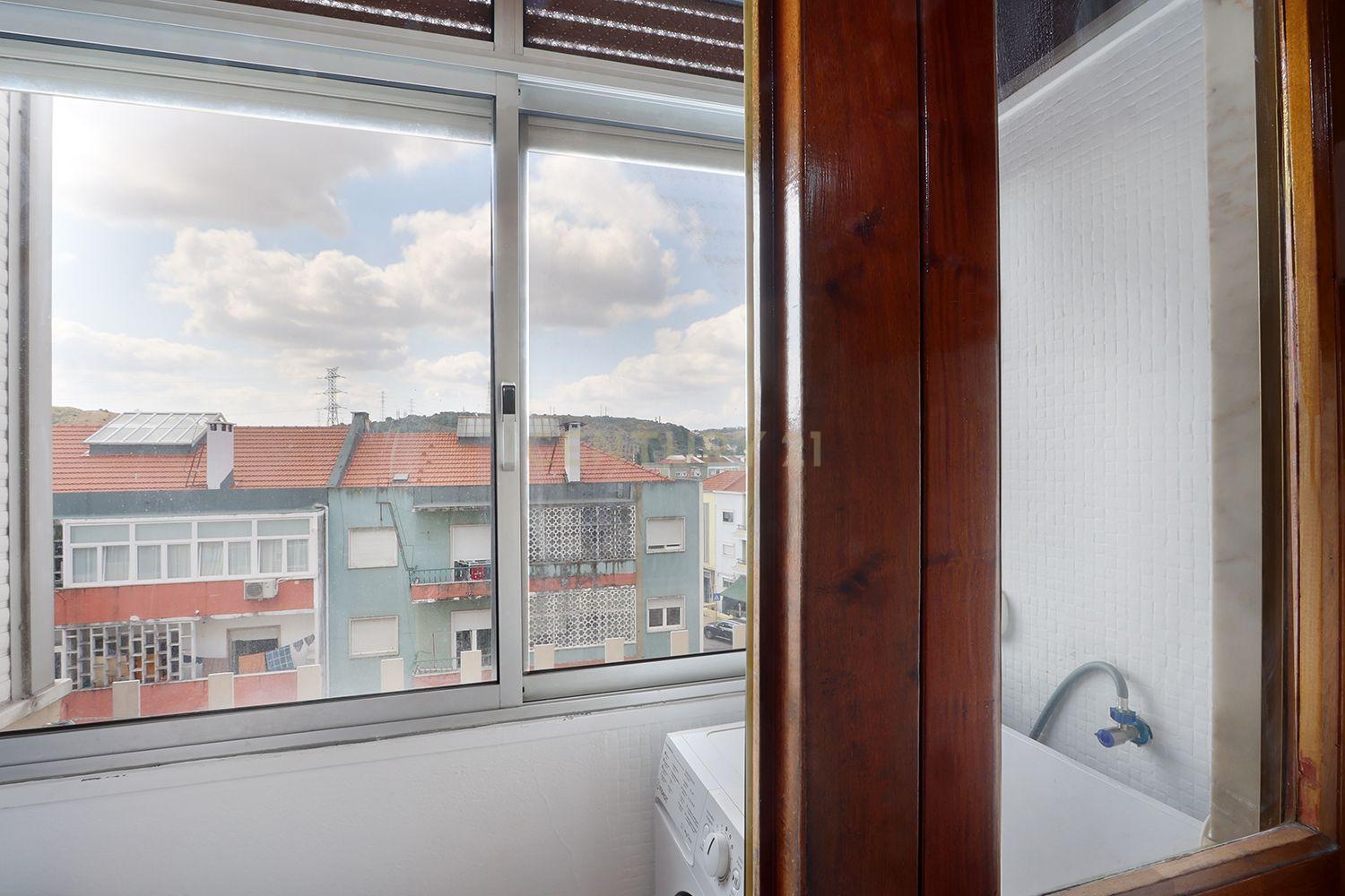 Fotografia 9 de Apartamento T3 em Odivelas com elevador, a 100 mts do Metro.