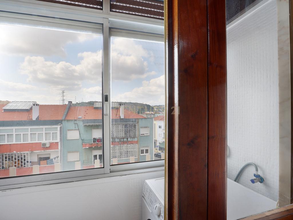 Apartamento T3 em Odivelas com elevador, a 100 mts do Metro. - Image 9