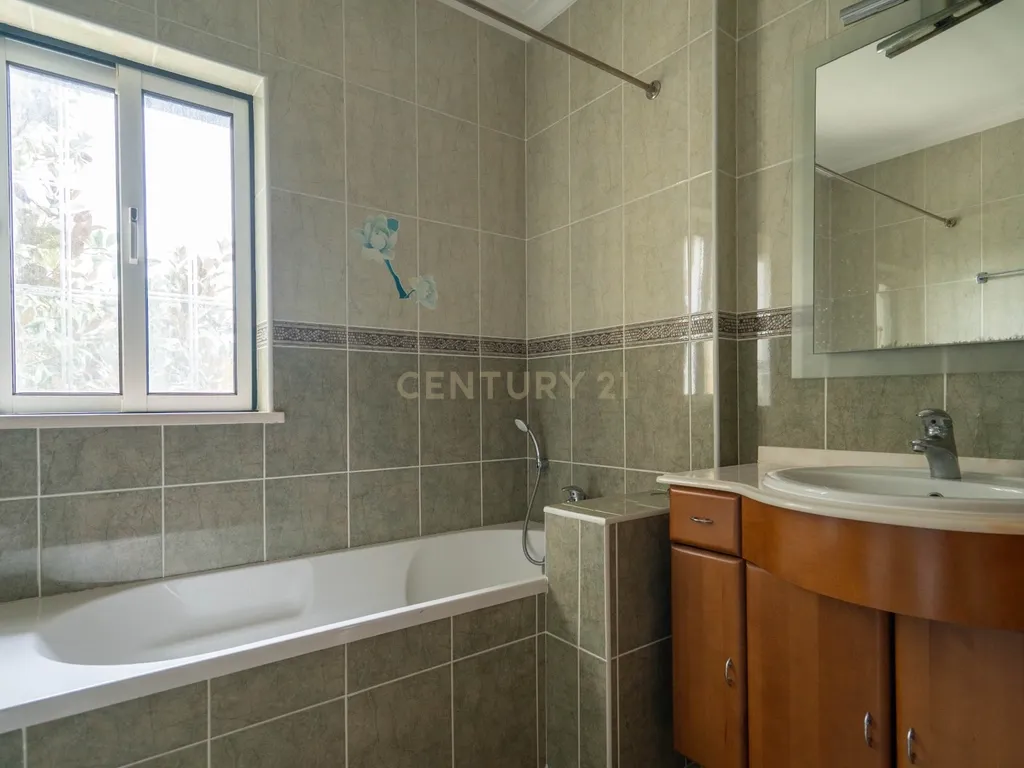 Moradia T5 - C/ terreno - Excelente estado - Image 34