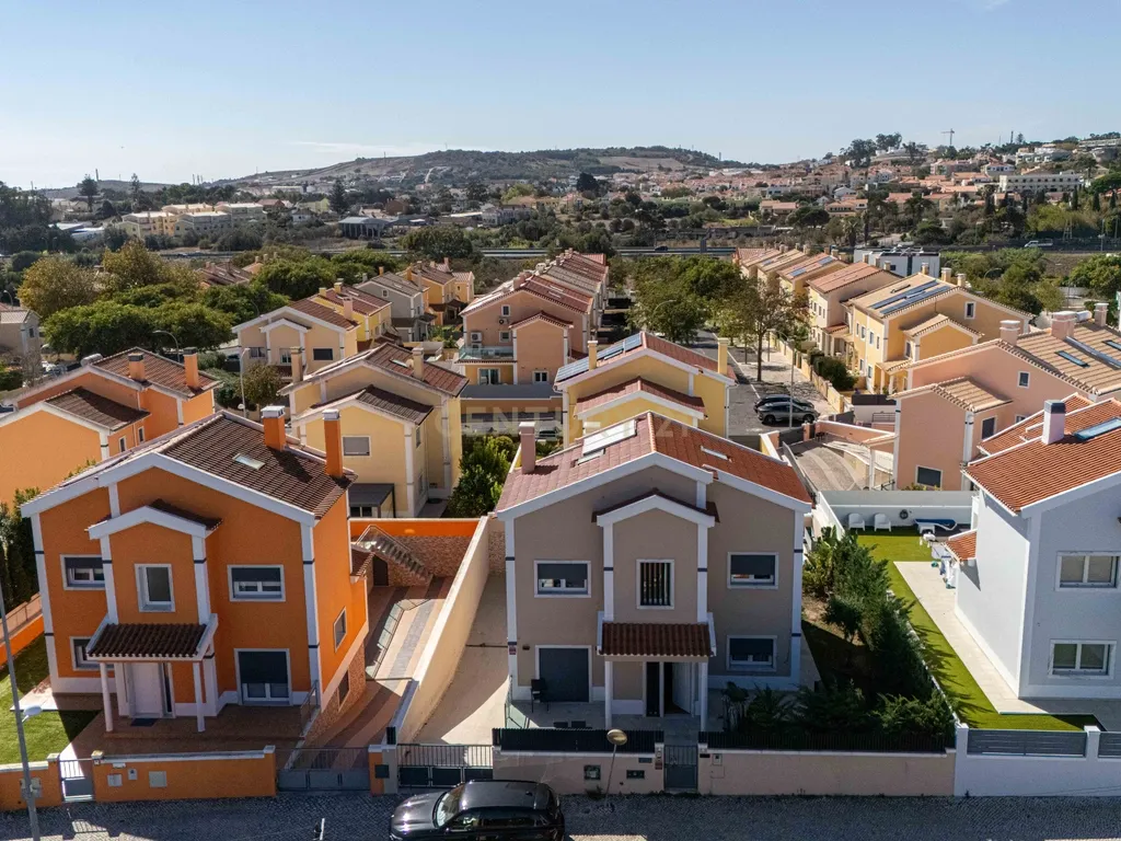 Moradia Independente T4+1 com Piscina, 321 m² de Construção e Garagem para 5 Viaturas | Albarraque, Rio de Mouro - Image 45