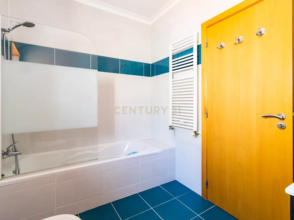 Moradia T4 com Piscina Privativa na Marinha Grande - Image 19