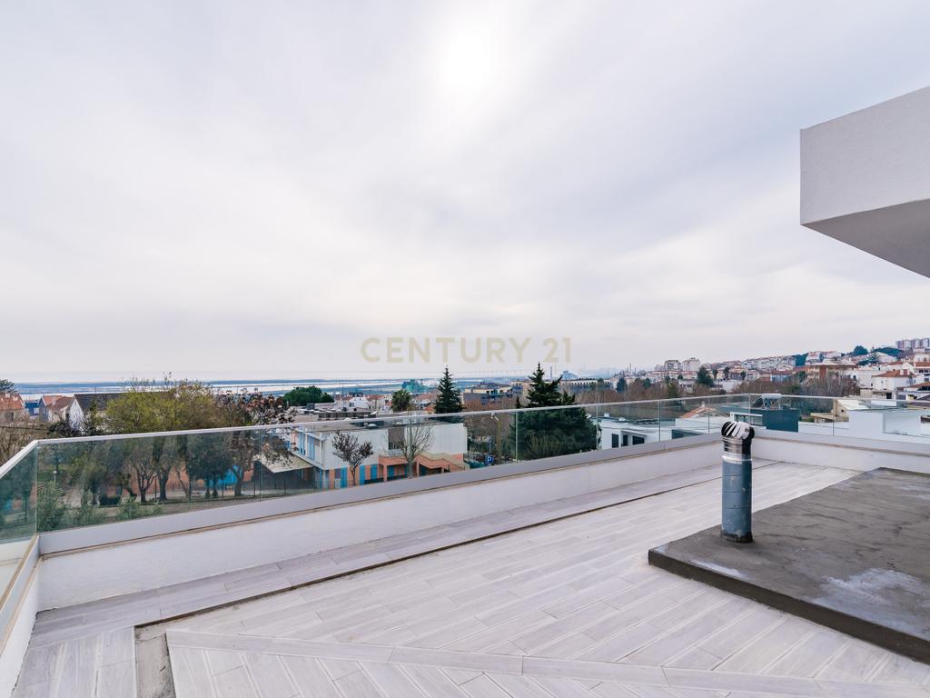 Luxuosa Moradia T3 com Vista Panorâmica em Loures, Lisboa para investimento! - Image 27